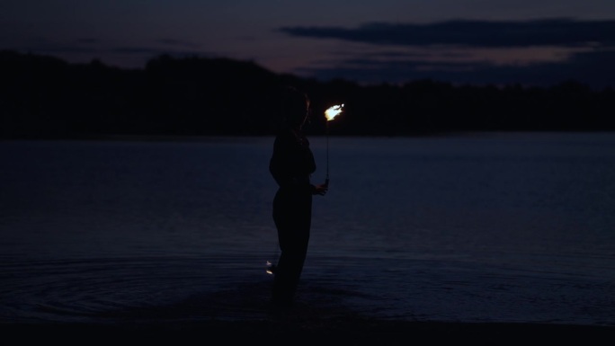 一女玩火，女特技演员夜游河滩