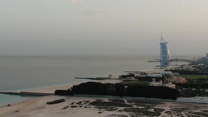 迪拜波斯湾海滩上的阿拉伯塔酒店的航拍画面，4k