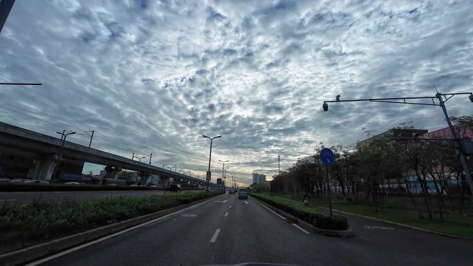 四川成都驾驶员视角清晨的城市道路天空云景