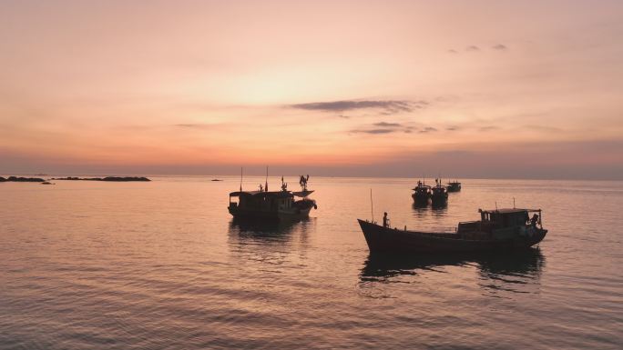 渔船行驶在夕阳大海上