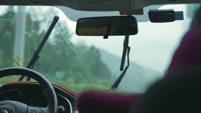 雨天高速路驾车行驶