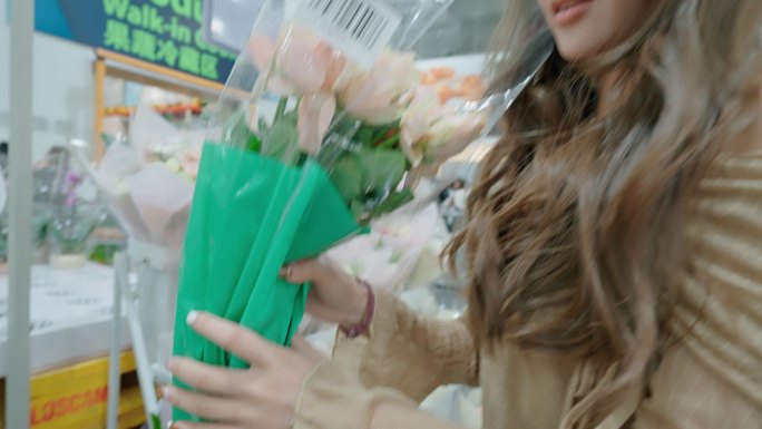 美女买花 超市购物