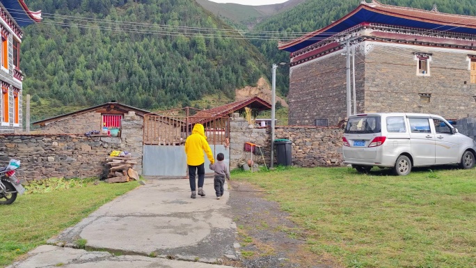 四川甘孜贡嘎山乡上埕子村登山者和藏族小孩