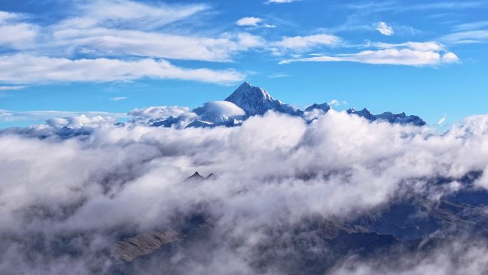 乌库楚航拍川西蜀山之王贡嘎山云海延时