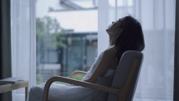 雨天美女伤感室内