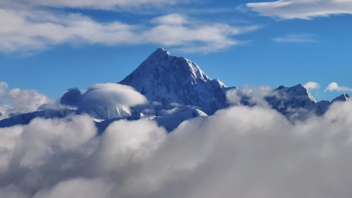 乌库楚航拍川西蜀山之王贡嘎山云海风光