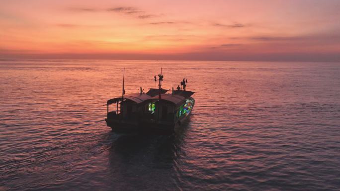 渔船行驶在夕阳大海上