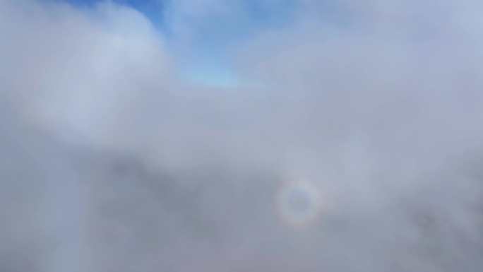 四川甘孜乌库楚山区云层的佛光奇观