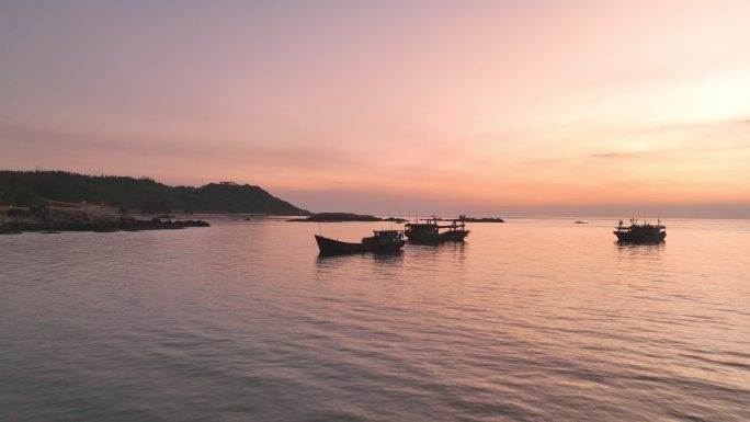 渔船行驶在夕阳大海上