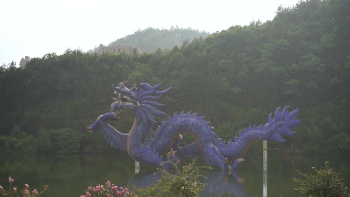 公园湖上的龙陶瓷建筑景观