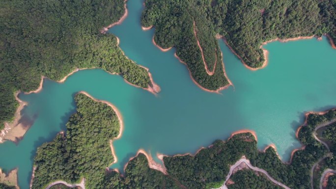 水库鸟瞰图高山峰森林海云海翻滚