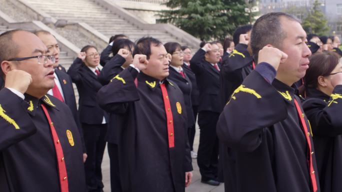 身穿法袍宣誓的法官队伍