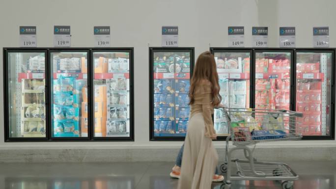 美女超市购物 速冻冷藏柜食品