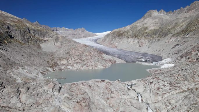 罗纳冰川(Rhonegletscher)的航拍全景，位于瑞士瓦莱州富尔卡山口附近。从24帧每秒加速2