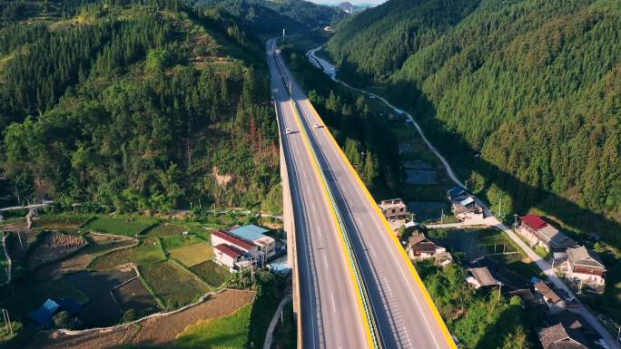 森山里的高速公路高架桥