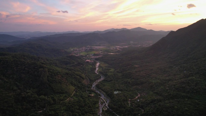 日落时乡村景色的航拍放大图