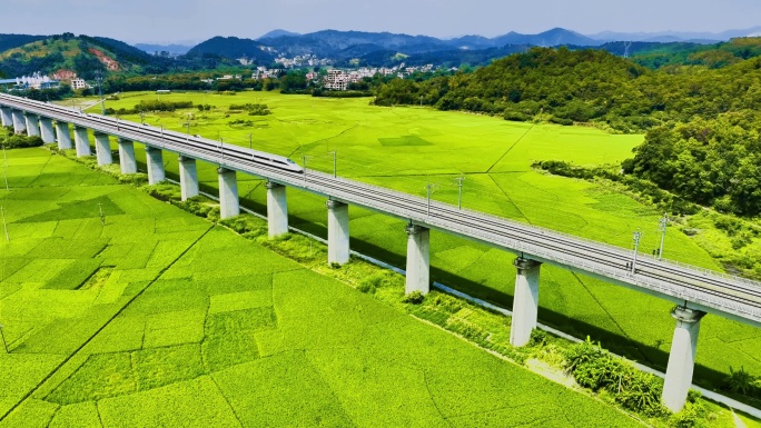 高铁驶过田野