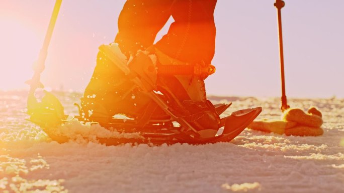 SUPER SLO MO Hiker从其登山靴中释放雪鞋