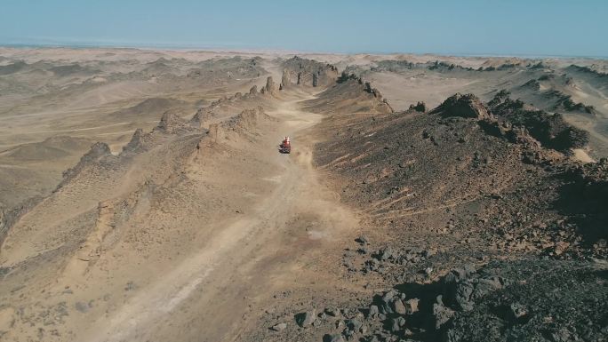新疆哈密：“长城秘境”地质奇观