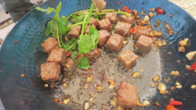 户外露营 野炊烧烤 炒肉美食