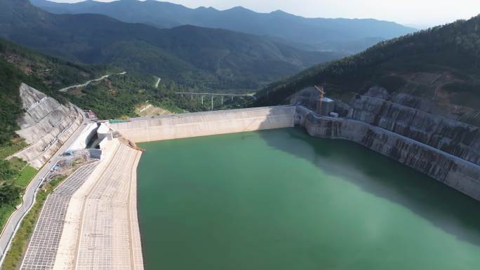 航拍厦门抽水蓄能电站上下水库与山顶风电场