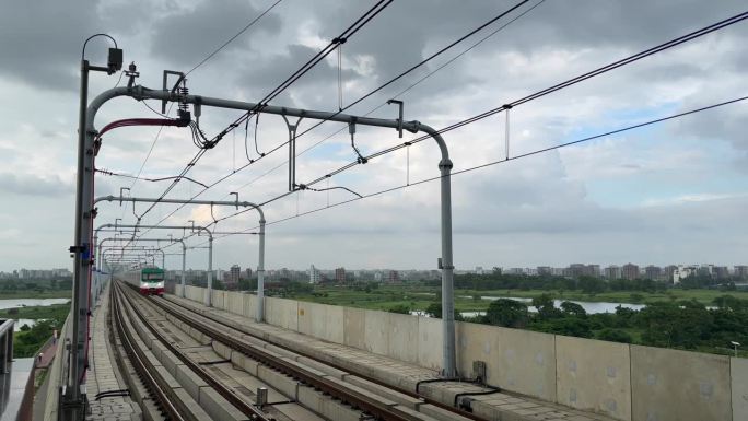 达卡地铁有铁路轨道和电力驱动的轻轨轨道