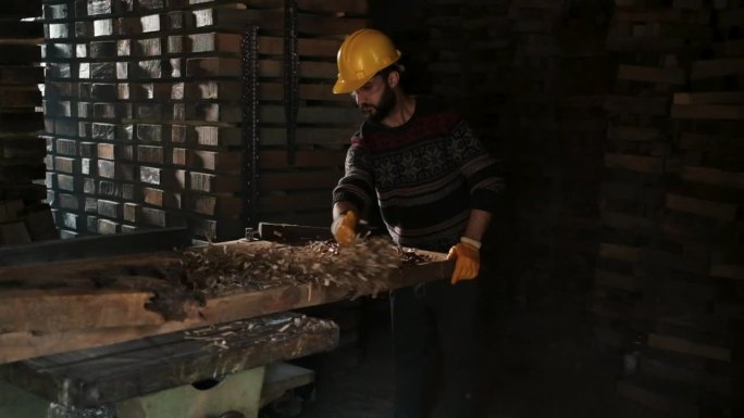 一个人正在用手清洁木屑
