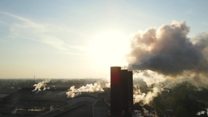 鸟瞰工厂烟囱的烟雾，糖厂的空气污染