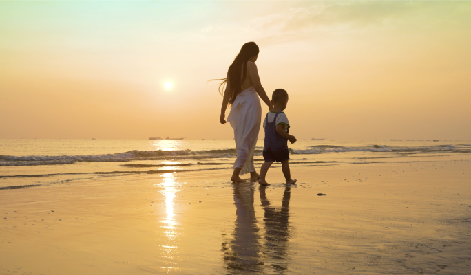 温馨母子傍晚海边散步美满家庭幸福生活度假
