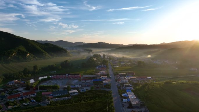 北方乡村晨雾风景