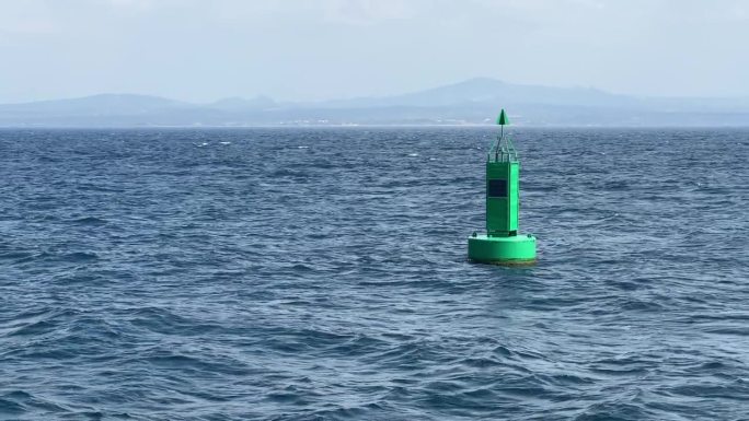 可移动的灯塔在海港入口处的海面上。它是为了在北爱琴海的博斯卡达岛港口入口处的安全而建造的。它利用太阳