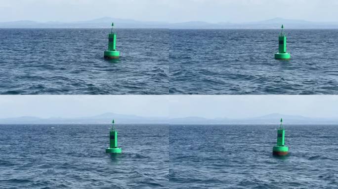 可移动的灯塔在海港入口处的海面上。它是为了在北爱琴海的博斯卡达岛港口入口处的安全而建造的。它利用太阳