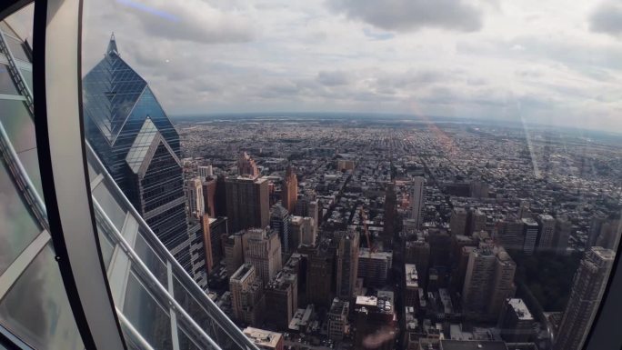 从著名的玻璃摩天大楼——自由一号观景台俯瞰宾夕法尼亚州费城全景，从57层360度俯瞰整个城市。