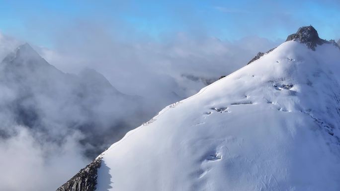 航拍川西贡嘎山区乌库楚雪山山脊上的登山者