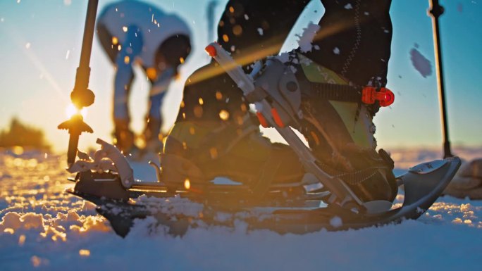 SLO MO Hiker从登山靴中释放雪鞋