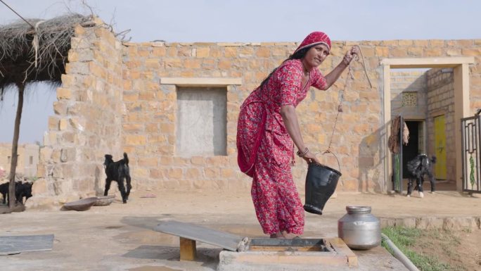 拉贾斯坦邦，印度妇女从井里取水