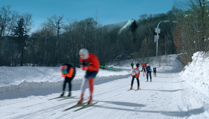 越野滑雪训练集训运动员热身滑雪场亚冬会