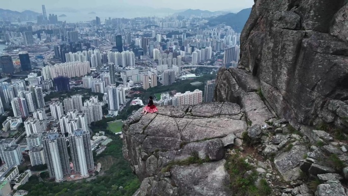 香港自杀崖上的女子白天航拍 - 4K