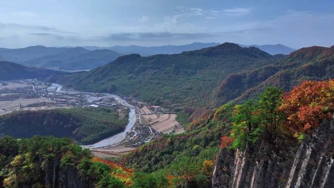 玄武岩山峰下山山水水