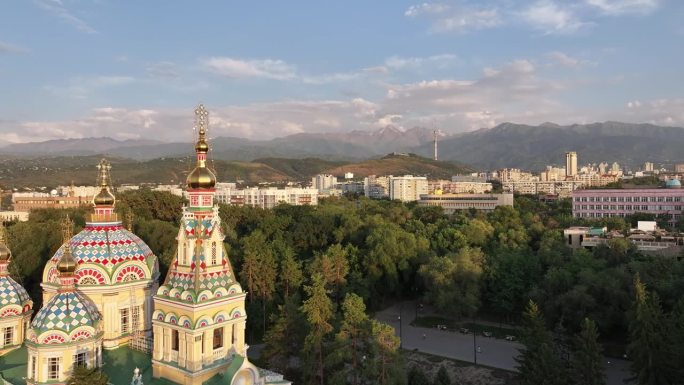 在一个夏天的晚上，用四轴飞行器俯瞰建于1907年的哈萨克斯坦阿拉木图的东正教木制阿森松大教堂