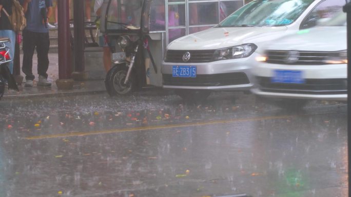 城市下暴雨下雨天汽车人流街道街头街景雨景