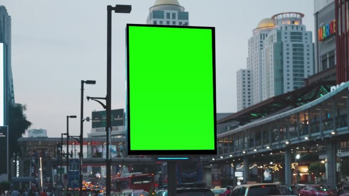 泰国曼谷，城市街道上的绿色模拟空白垂直广告牌