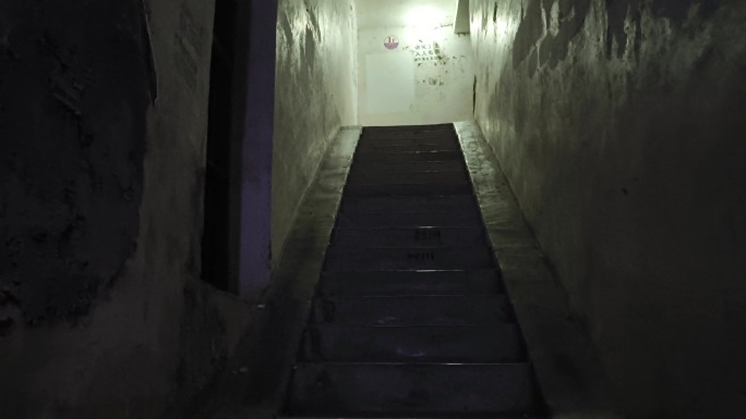 恐怖楼梯黑夜梯级漆黑楼道深夜回家无人的梯