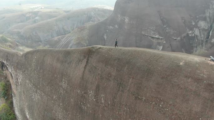 航拍男人在山脊行走高椅岭刀背山顶悬崖峭壁