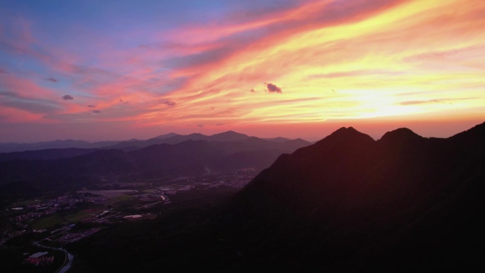 夕阳下的乡村景象鸟瞰图