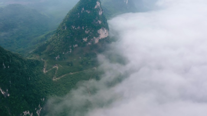 航拍广西柳州喀斯特地貌山峰与平流雾