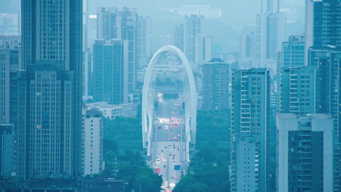 广西柳州高楼建筑与白沙大桥傍晚车流