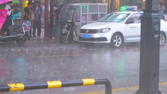 城市下暴雨下雨天汽车人流街道街头街景雨景