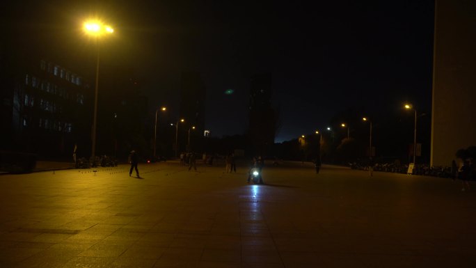 夜晚 夜景 路灯 广场 轮滑