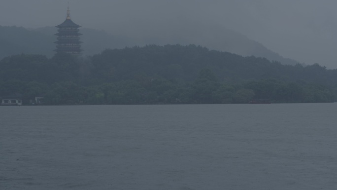 雨中杭州西湖雷峰塔